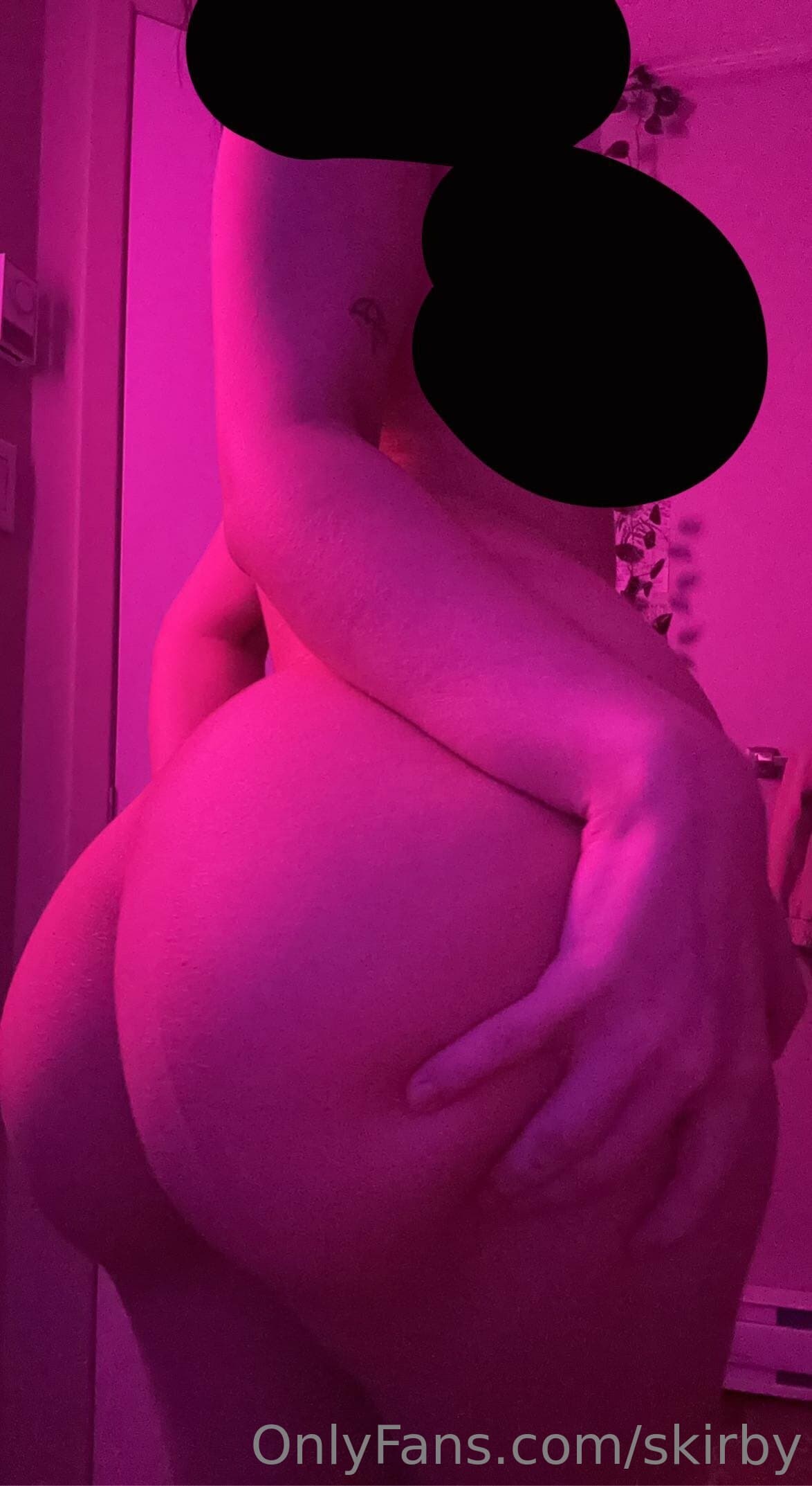 566936828